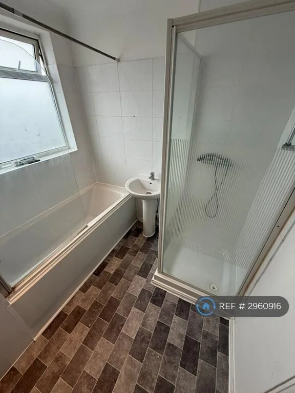 5 bedroom semi-detached house for rent