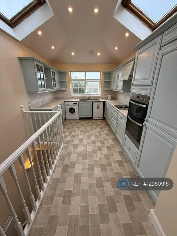 5 bedroom semi-detached house for rent