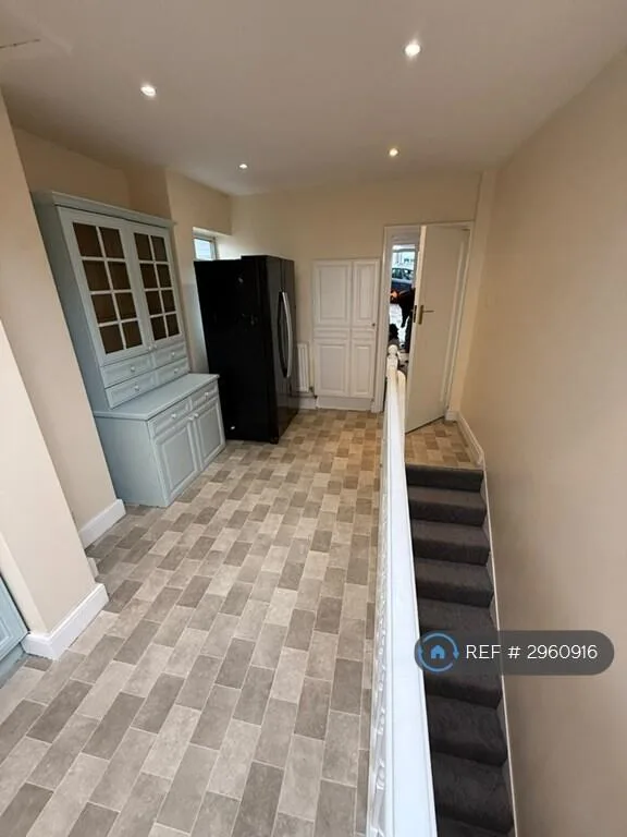 5 bedroom semi-detached house for rent