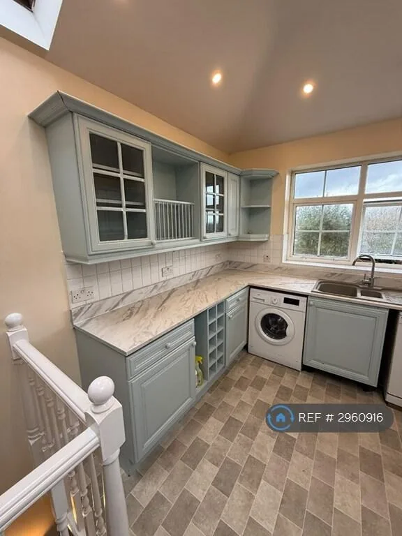 5 bedroom semi-detached house for rent