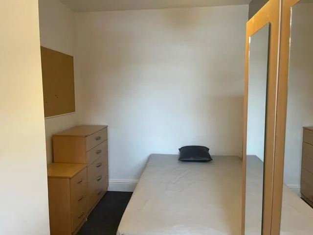 5 bedroom semi-detached house for rent