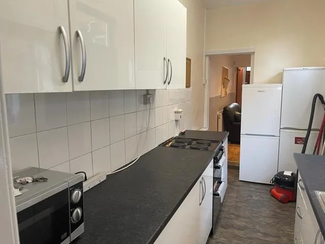 5 bedroom semi-detached house for rent