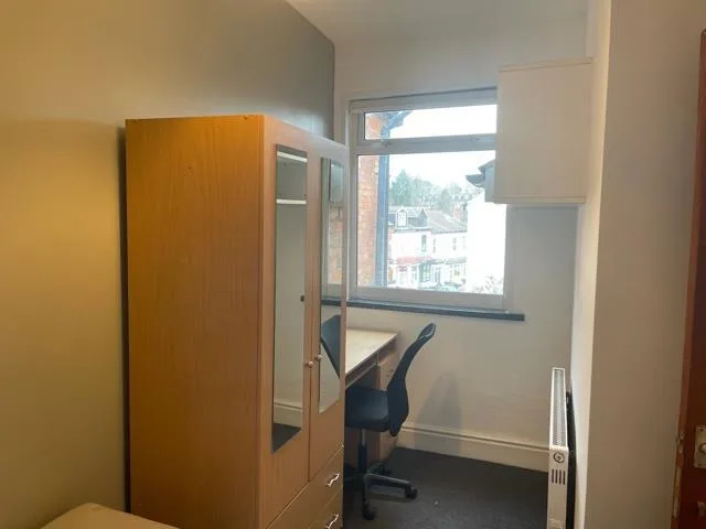 5 bedroom semi-detached house for rent