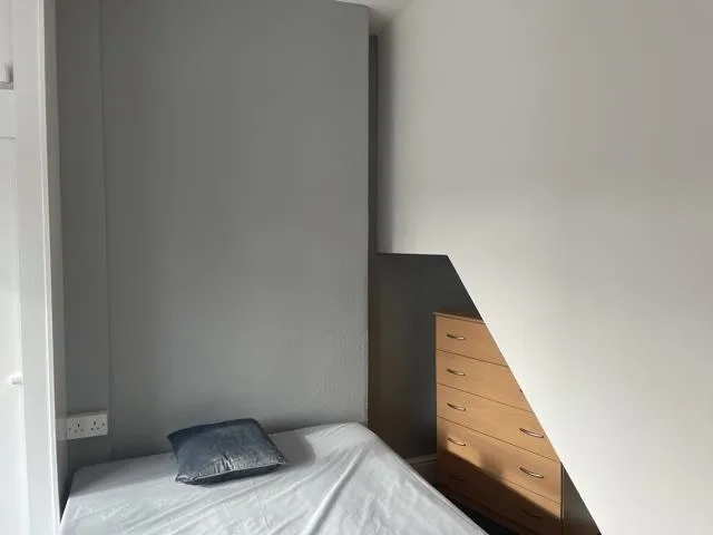 5 bedroom semi-detached house for rent