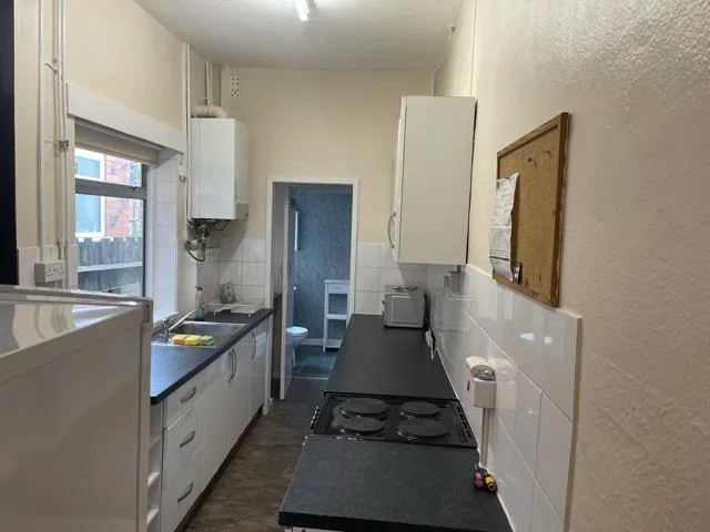 5 bedroom semi-detached house for rent