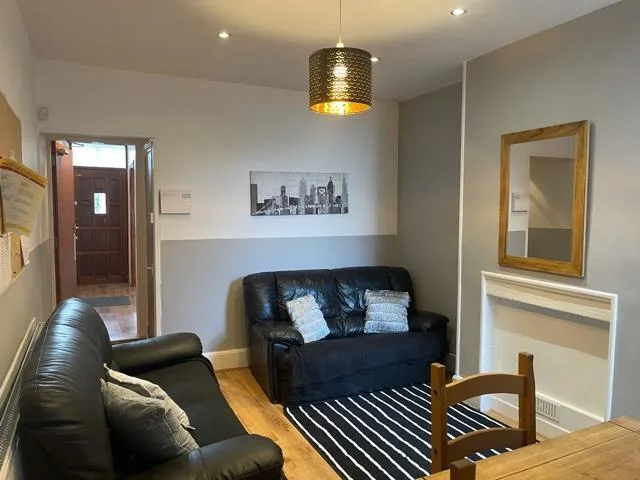 5 bedroom semi-detached house for rent