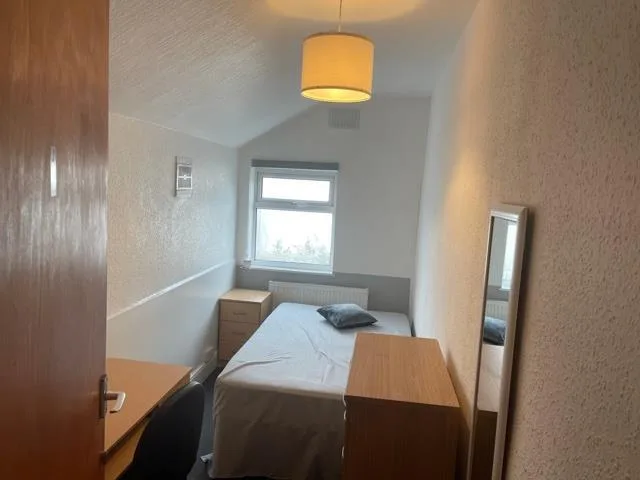 5 bedroom semi-detached house for rent