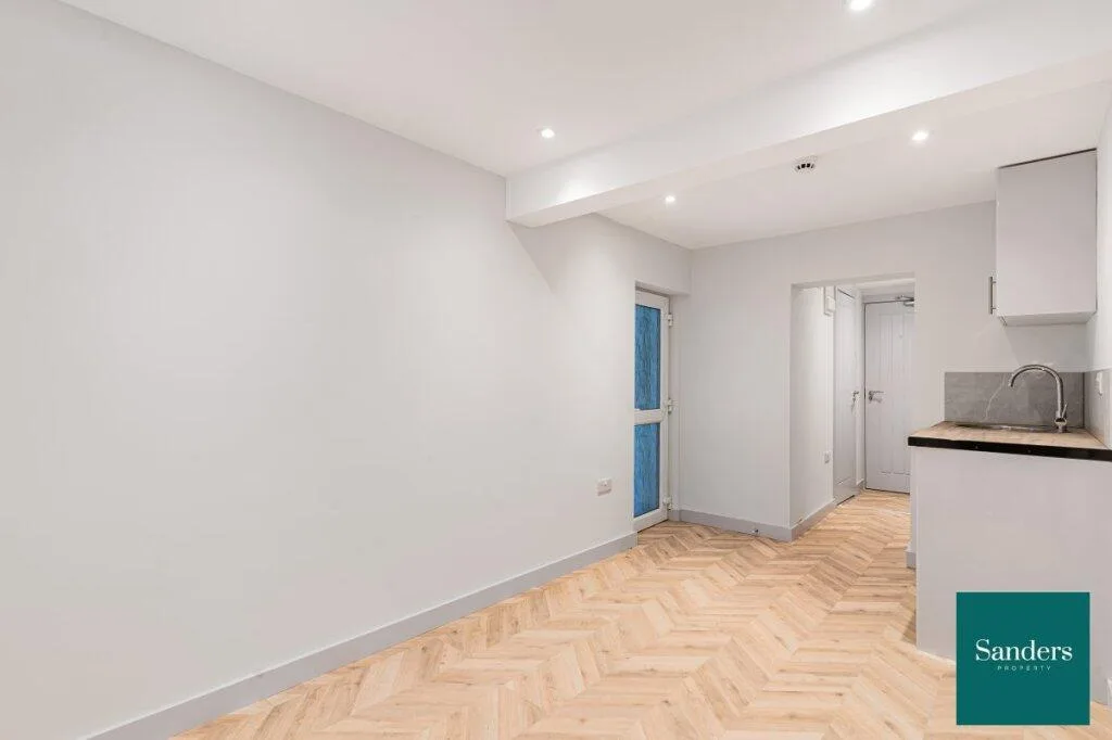 5 bedroom flat for rent