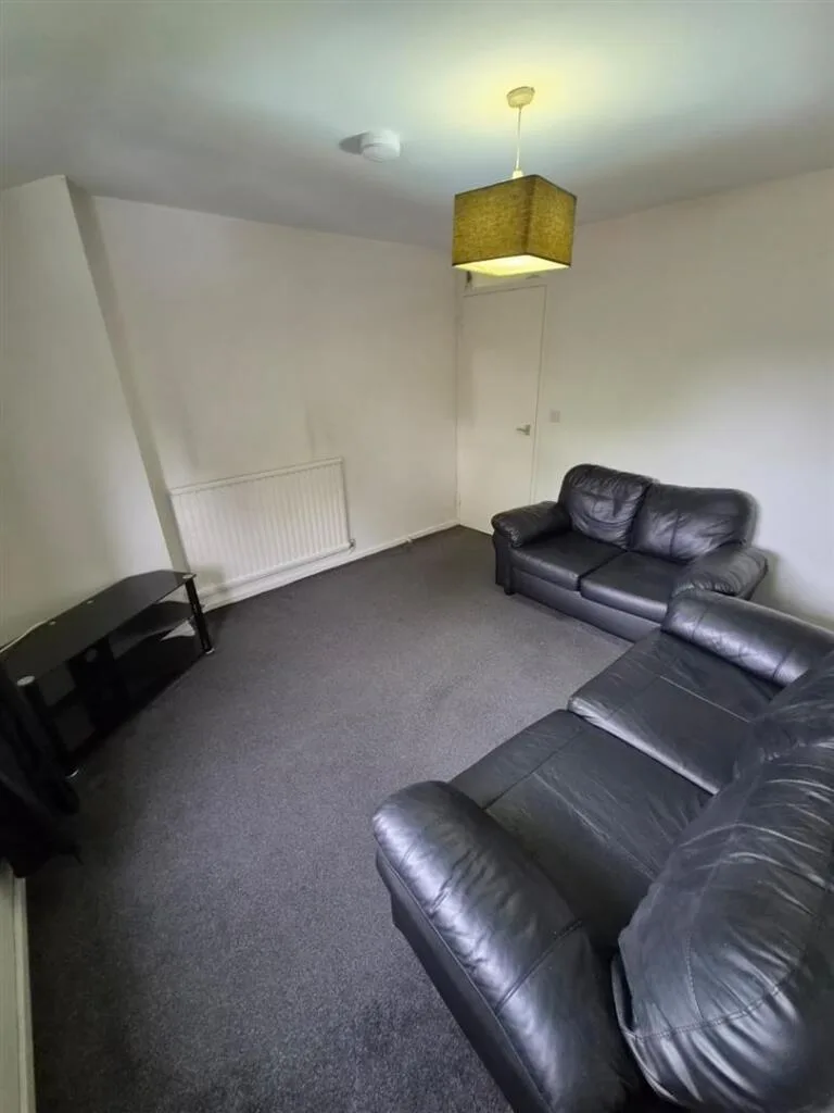 2 bedroom maisonette for rent
