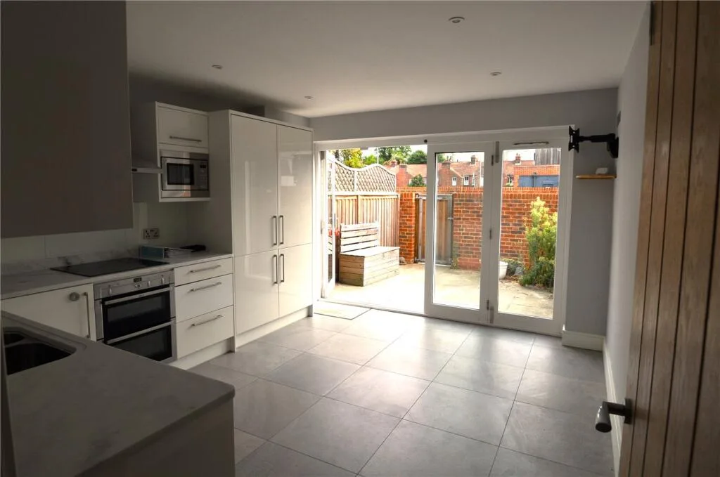 4 bedroom semi-detached house for rent