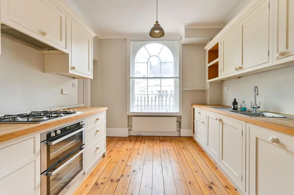 4 bedroom end of terrace house for rent