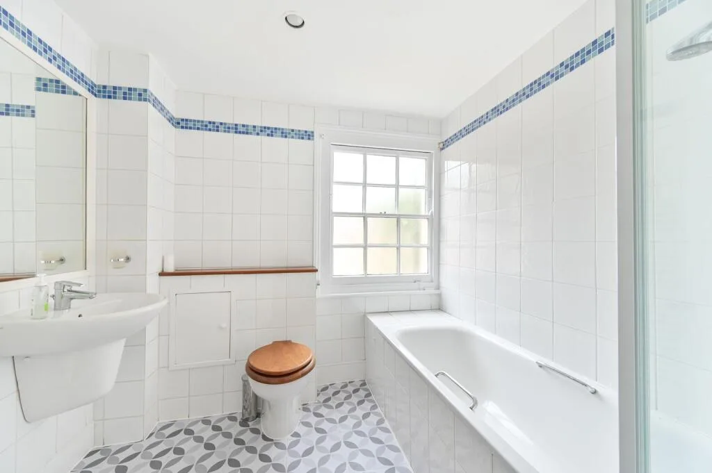 4 bedroom end of terrace house for rent