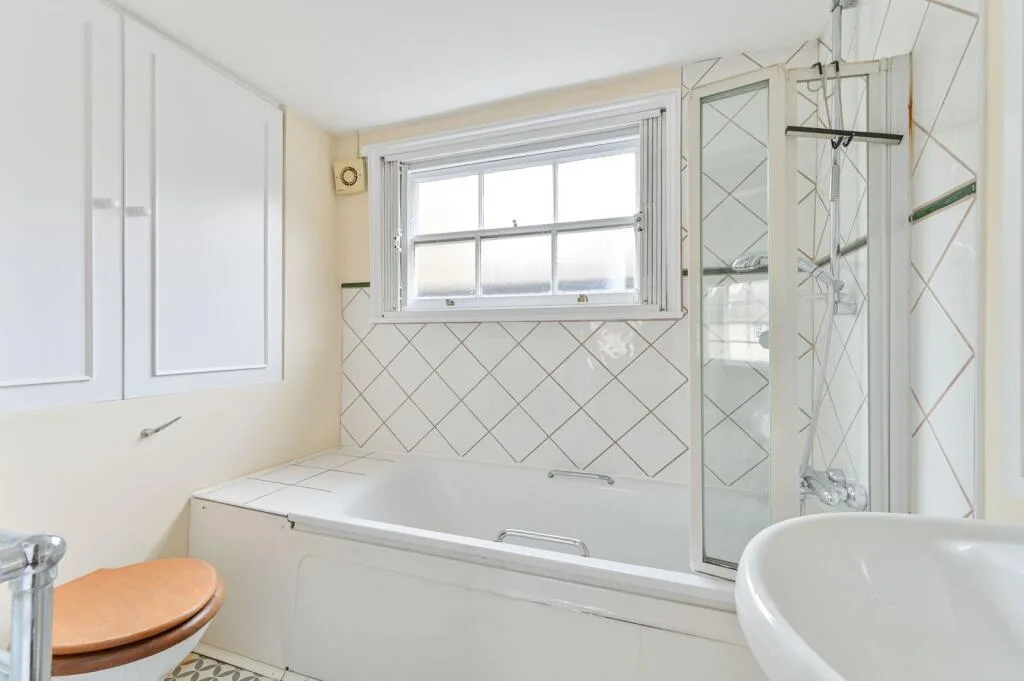 4 bedroom end of terrace house for rent