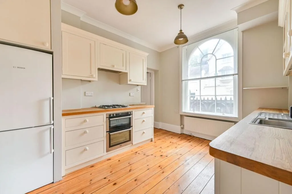 4 bedroom end of terrace house for rent