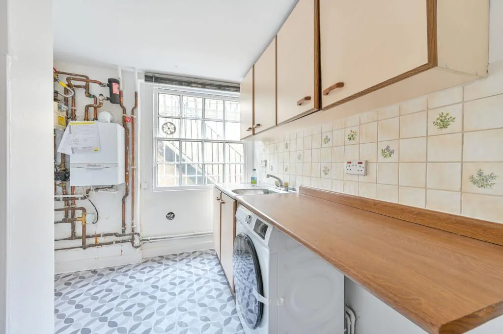 4 bedroom end of terrace house for rent