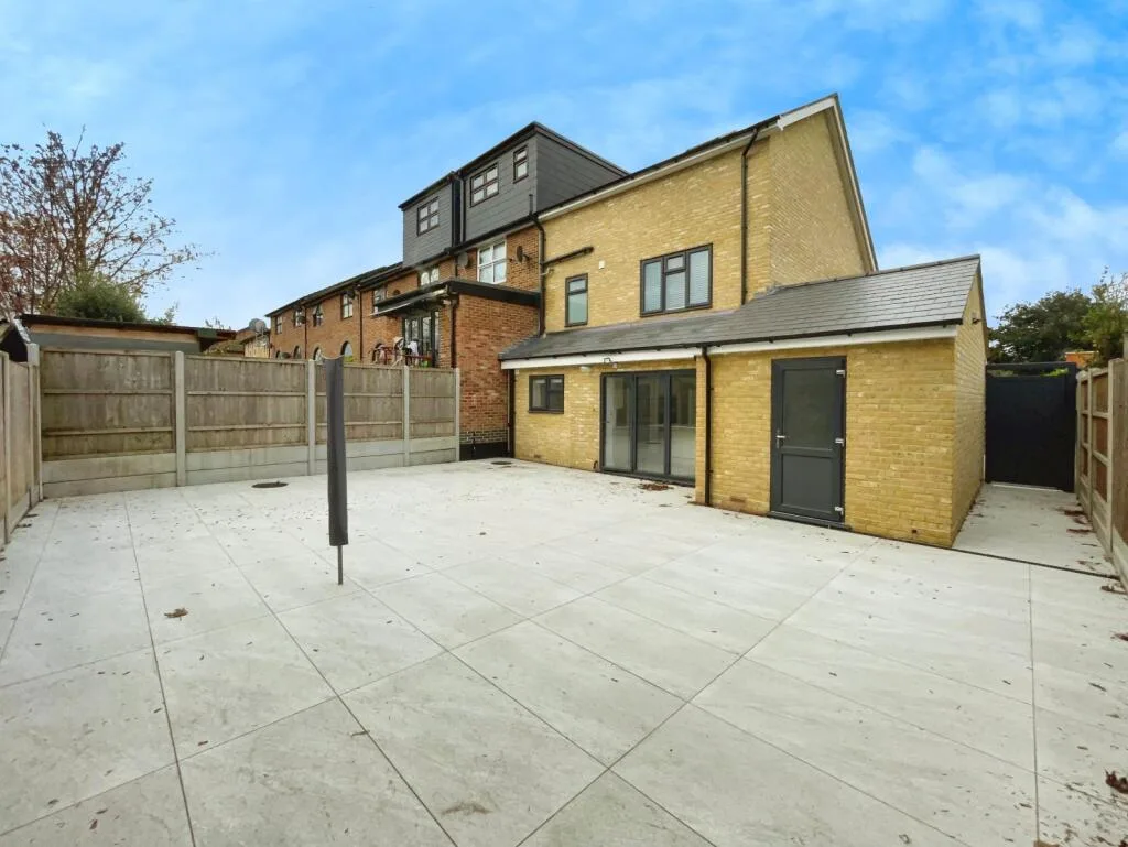 4 bedroom end of terrace house for rent