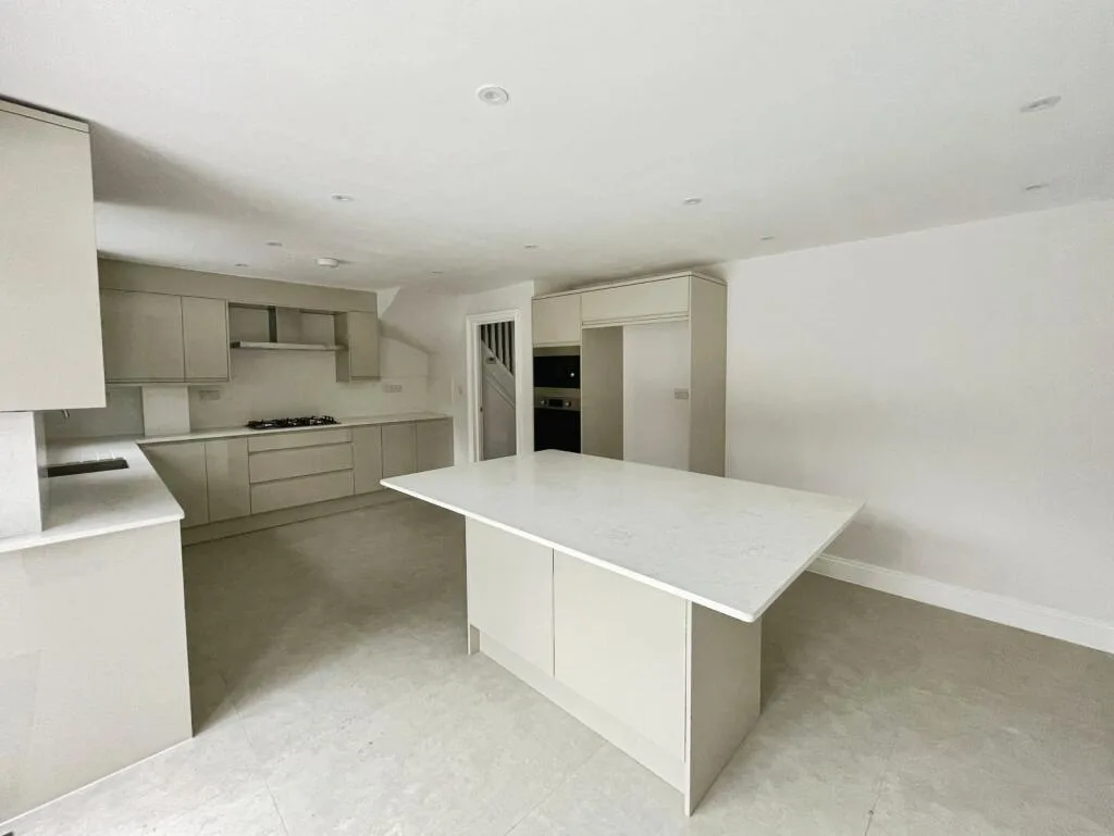 4 bedroom end of terrace house for rent