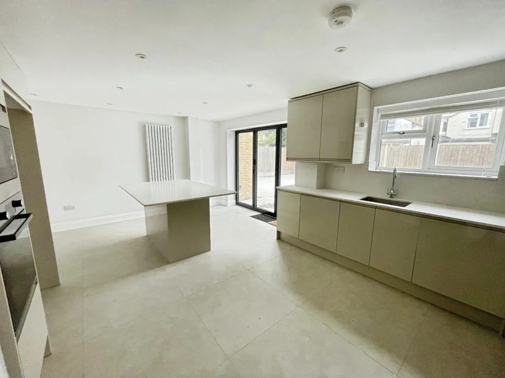4 bedroom end of terrace house for rent