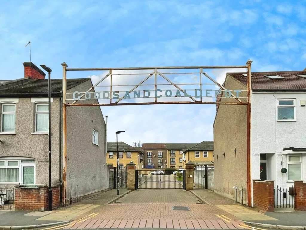 4 bedroom end of terrace house for rent