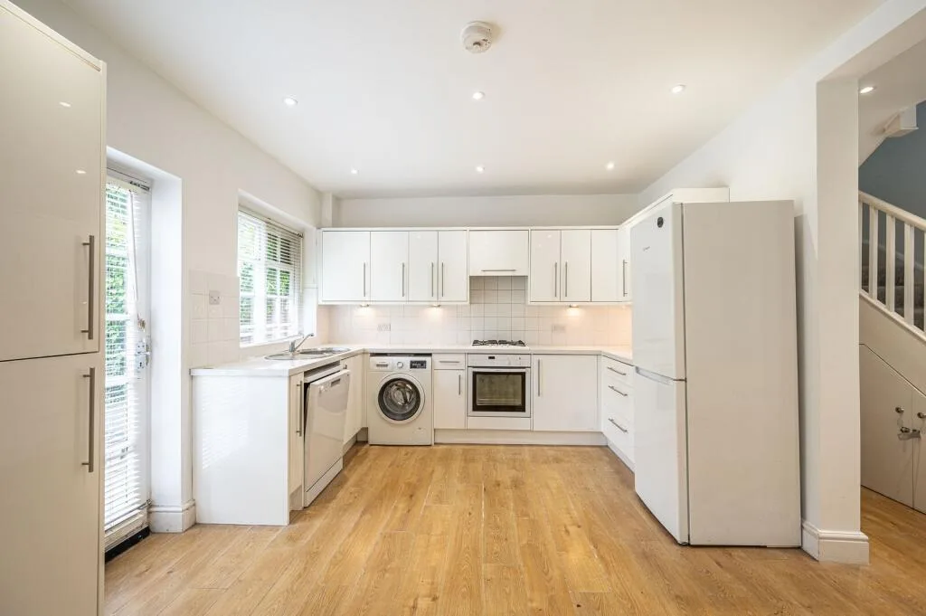 3 bedroom maisonette for rent