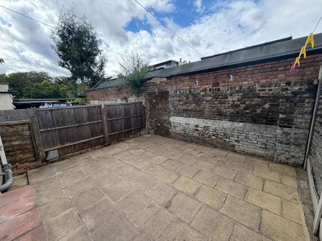 5 bedroom terraced house for rent