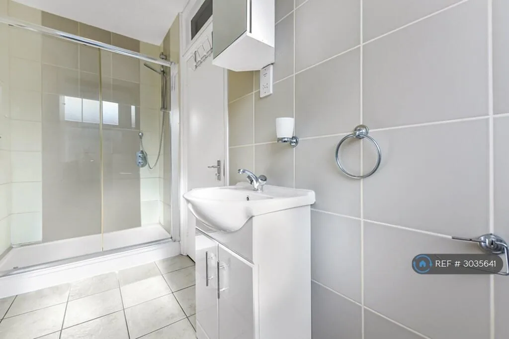 4 bedroom semi-detached house for rent