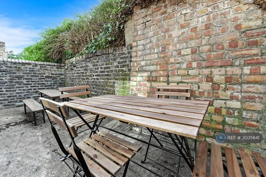 4 bedroom semi-detached house for rent