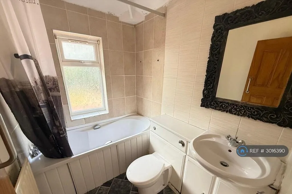 3 bedroom semi-detached house for rent