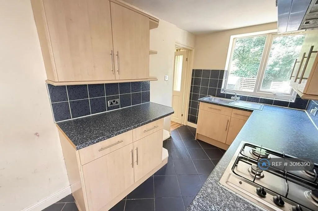 3 bedroom semi-detached house for rent