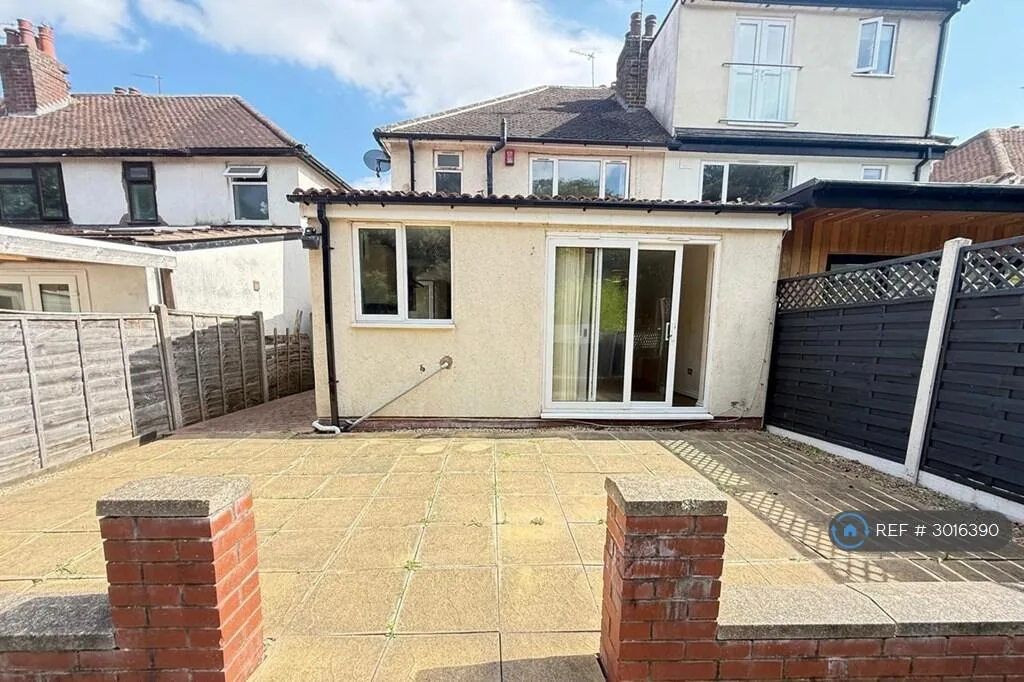3 bedroom semi-detached house for rent