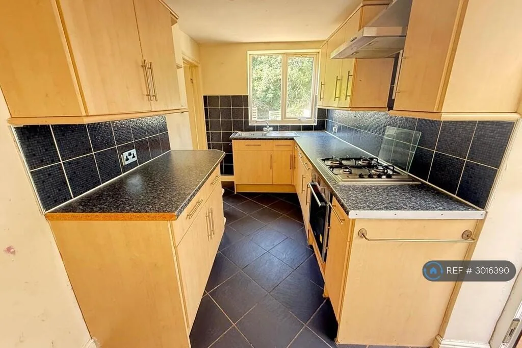 3 bedroom semi-detached house for rent
