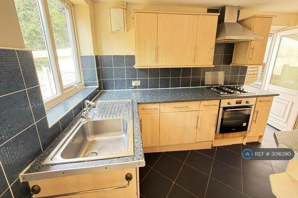 3 bedroom semi-detached house for rent