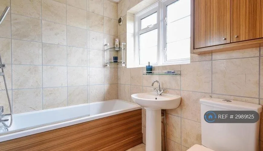 3 bedroom end of terrace house for rent