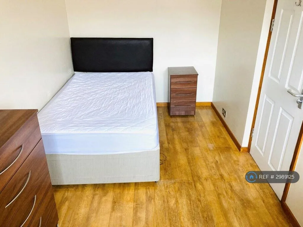 3 bedroom end of terrace house for rent