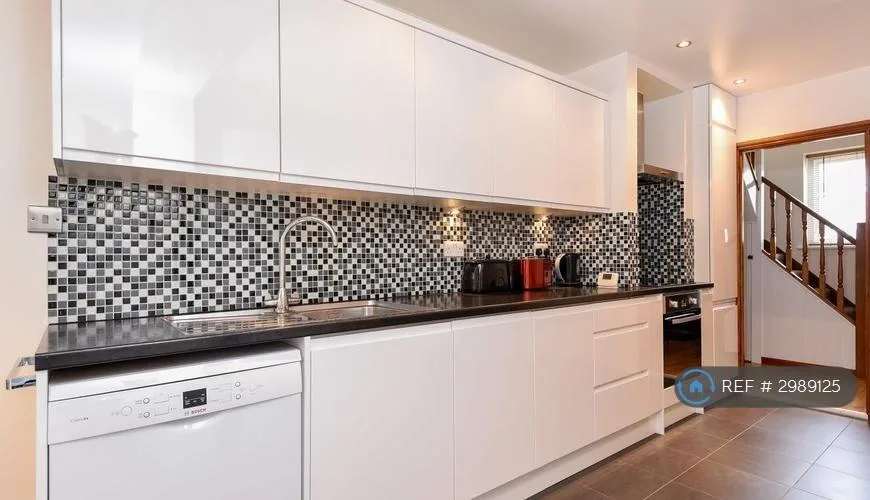 3 bedroom end of terrace house for rent