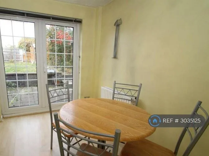 3 bedroom end of terrace house for rent