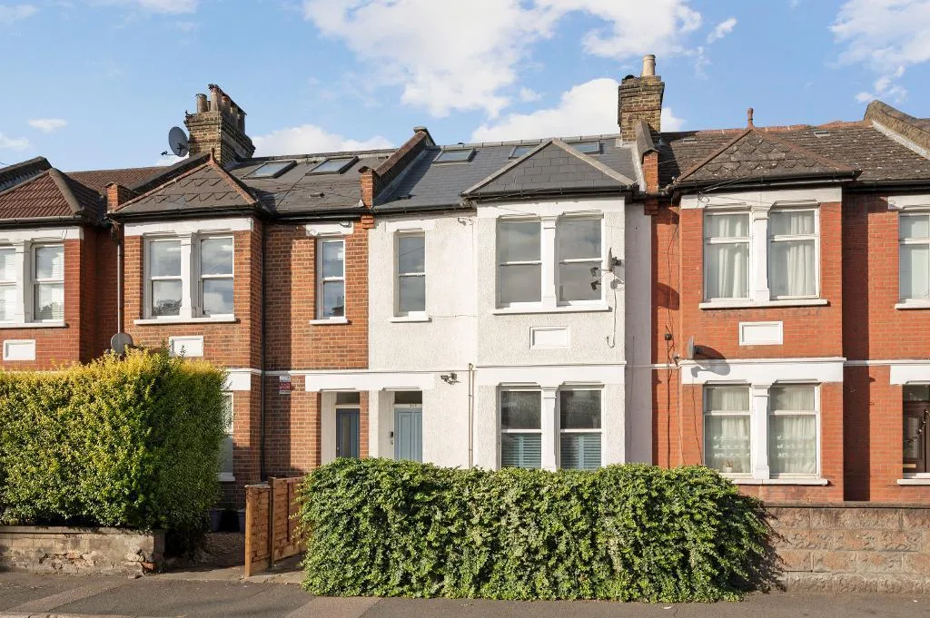 2 bedroom maisonette for rent