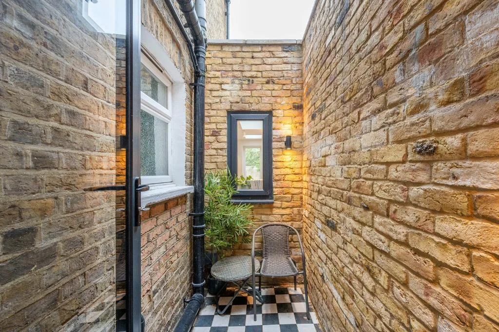 2 bedroom maisonette for rent