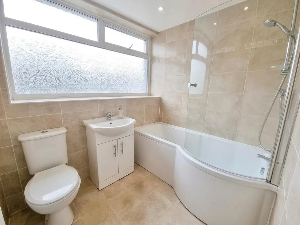 3 bedroom end of terrace house for rent