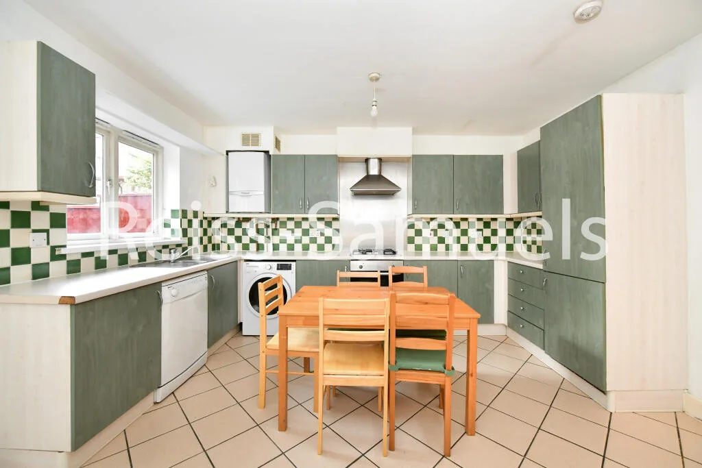 5 bedroom terraced house for rent