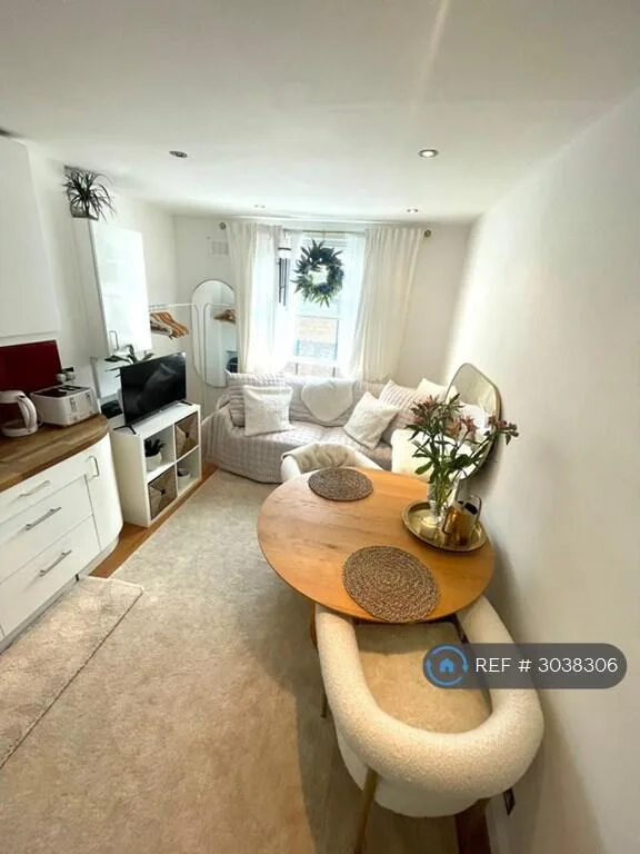 1 bedroom maisonette for rent