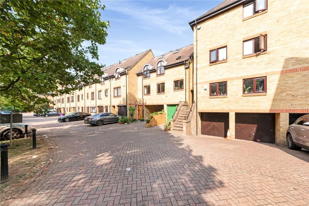 2 bedroom end of terrace house for rent
