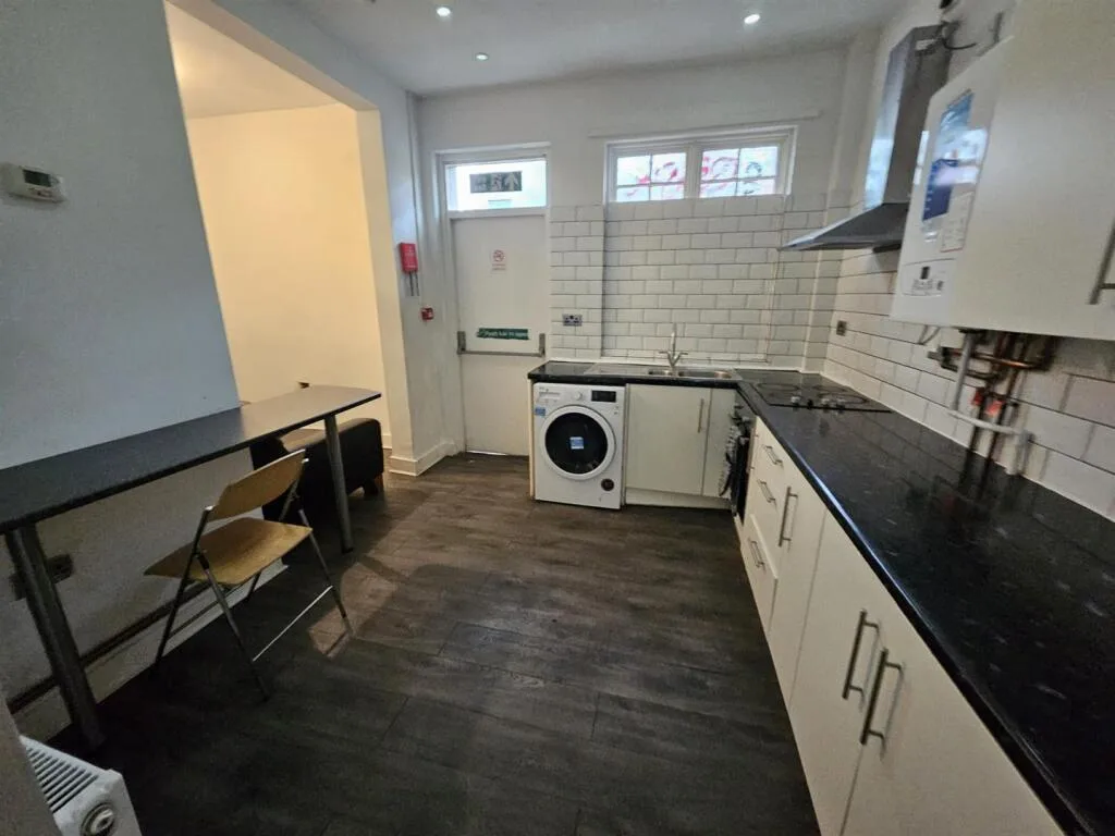 6 bedroom semi-detached house for rent
