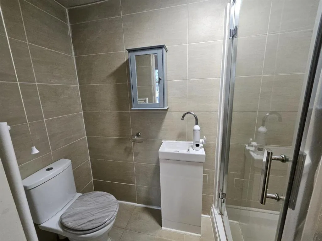 6 bedroom semi-detached house for rent