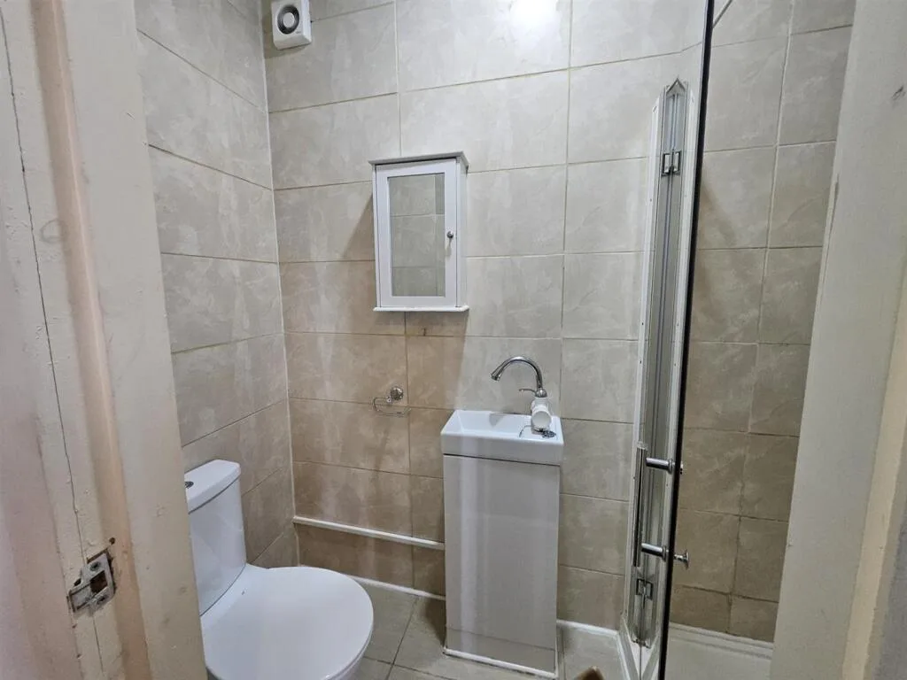 6 bedroom semi-detached house for rent