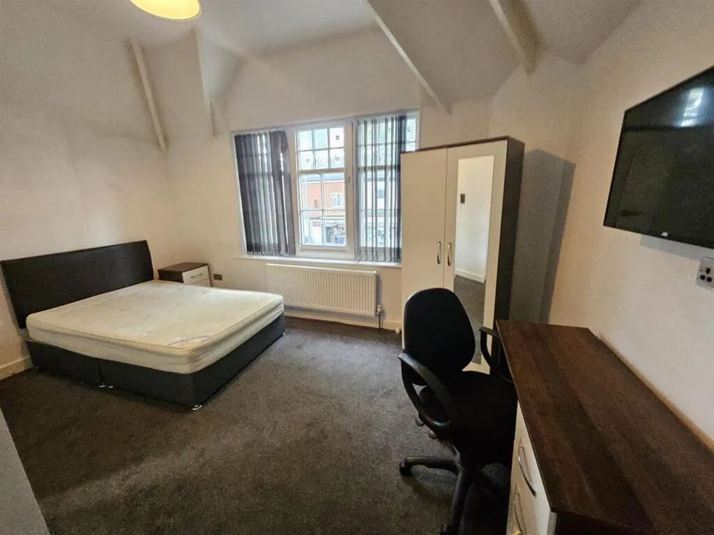 6 bedroom semi-detached house for rent