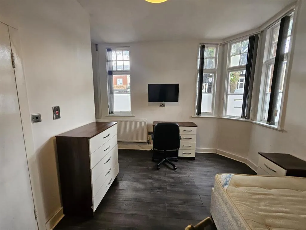 6 bedroom semi-detached house for rent