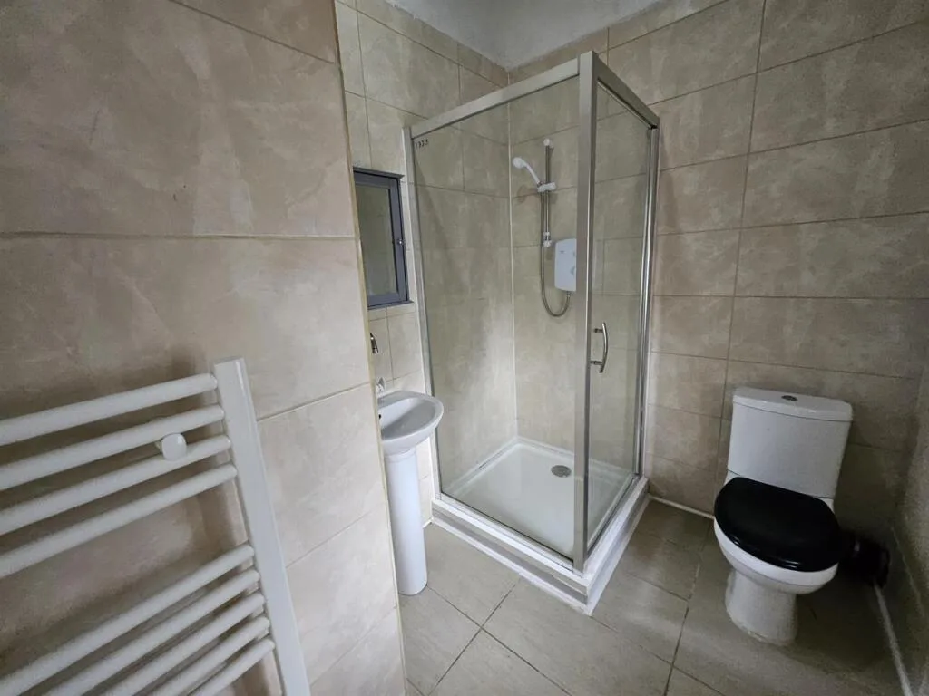6 bedroom semi-detached house for rent