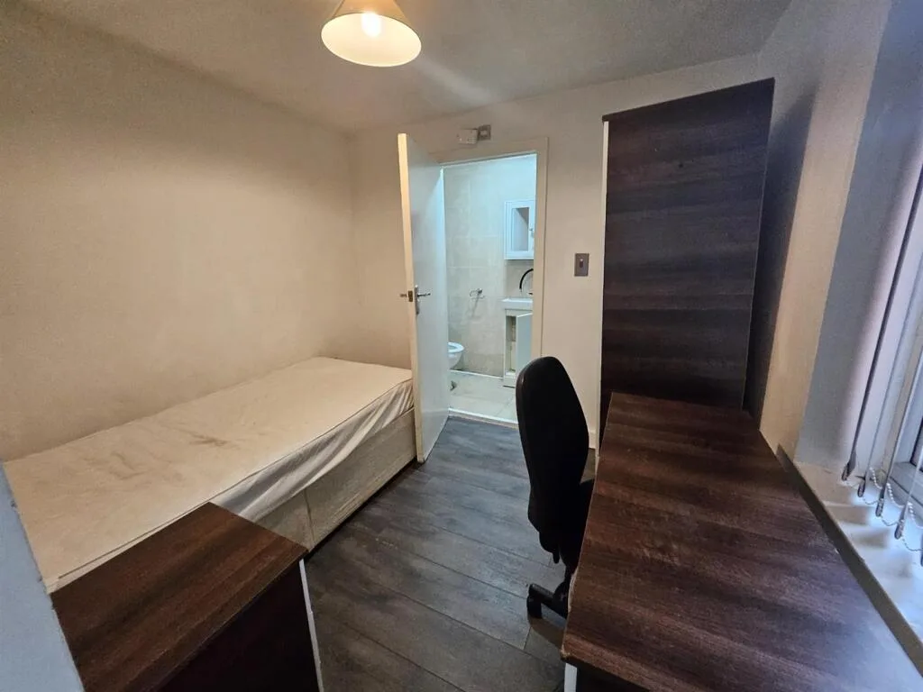 6 bedroom semi-detached house for rent
