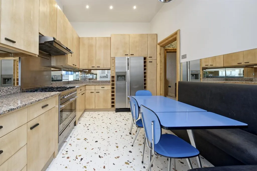 3 bedroom maisonette for rent